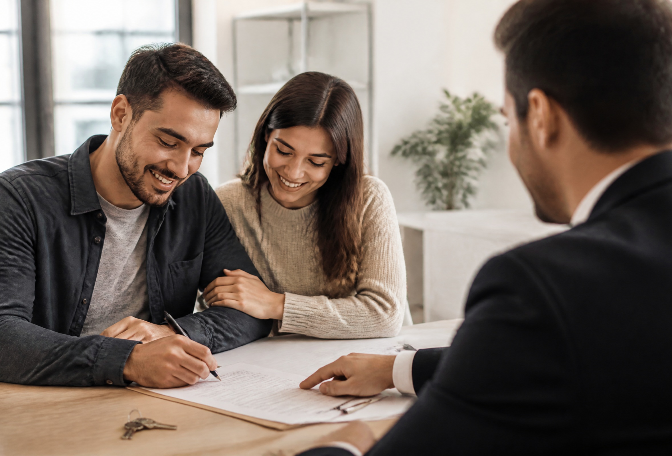 real_estate_couple_signing_2